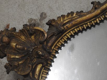 MIROIR chantourné en bois mouluré sculpté...