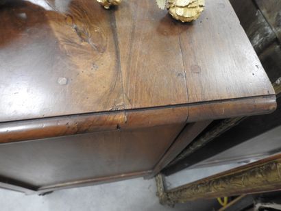 COMMODE en bois naturel, la façade légèrement...