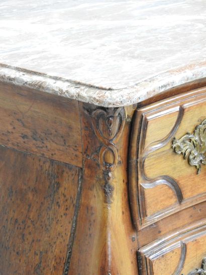 COMMODE TOMBEAU en noyer sculpté de rocailles,...
