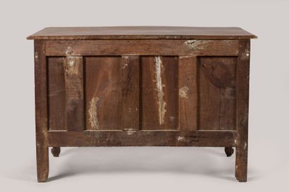 COMMODE en bois naturel, la façade légèrement...