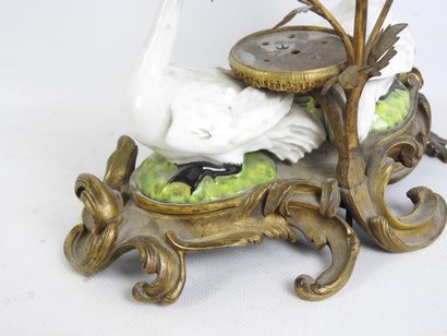 FONTAINE A PARFUM en porcelaine et bronze...