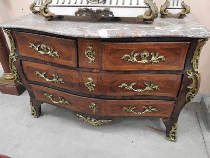 COMMODE TOMBEAU en bois de placage et marqueterie,...