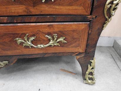 COMMODE TOMBEAU en bois de placage et marqueterie,...