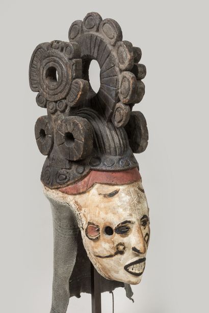 IBO, Sud du Nigéria.
Bois, pigments, textile.
Masque...