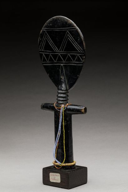 ASHANTI, Ghana.
Bois dur, patine laquée noire.
Poupée...