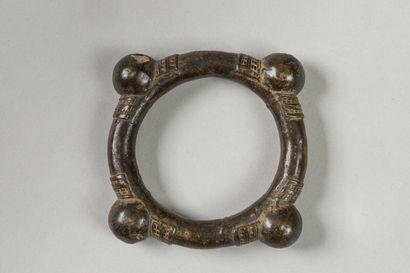 Très ancien bracelet en bronze à belle patine...