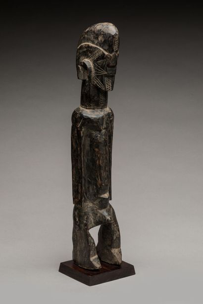MUMUYE, Nigéria.
Bois dur, patine d'usage.
Statue...