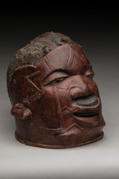 MAKONDE, Tanzanie/Mozambique.
Bois, pigments.
Masque-heaume...