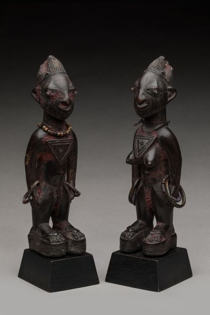 YOROUBA, Nigéria.
Bois dur, patine brun-foncé,...
