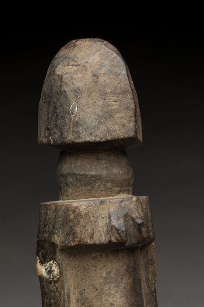 DOGON, Mali.
Bois dur, traces de libations.
Statue...