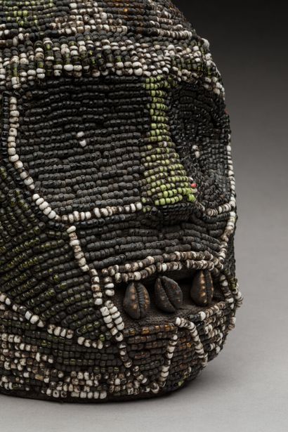BAMILEKE, Cameroun.
Crâne de bois « Atwonzen »...