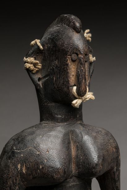 BAMANA, Mali. 
Bois dur, patine sombre, métal.
Statue...