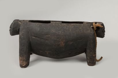 BAMILEKE, Cameroun.
Bois dur, patine sombre.
Tambour...