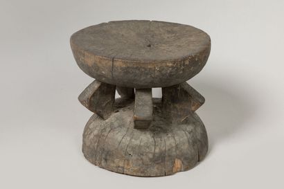BAOULE, Côte d'Ivoire.
Bois dur raviné.
Tabouret...