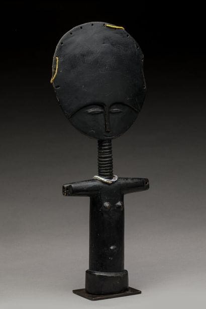 ASHANTI, Ghana.
Bois, patine noire, perles.
Poupée...