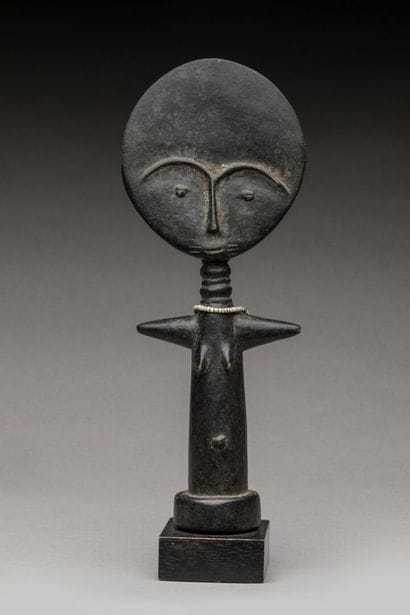 ASHANTI, Ghana.
Bois, patine noire, perles.
Poupée...
