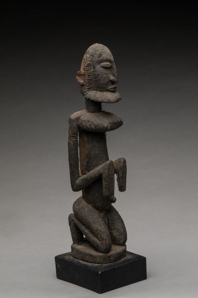 DOGON, style de Bombou Toro, Mali.
Bois incrusté...