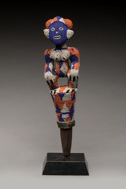 BAMILEKE, Cameroun.
Deux statues royales...