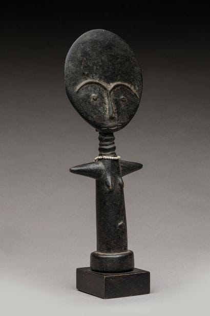 ASHANTI, Ghana.
Bois, patine noire, perles.
Poupée...