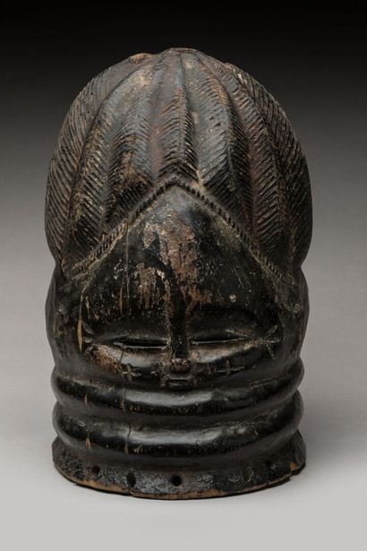 MENDE, Sierra Léone
Bois, patine noire.
Masque-heaume...