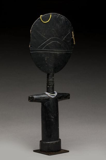 ASHANTI, Ghana.
Bois, patine noire, perles.
Poupée...