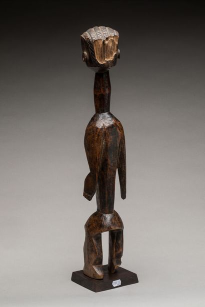 MUMUYE, Est du Nigéria.
Bois sculpté et scarifié,...