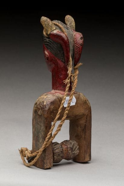 GOURO, Côte d'Ivoire.
Bois dur polychrome.
Etrier...
