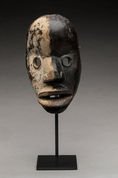 DAN, Cote d'Ivoire.
Bois dur, bichromie noire...