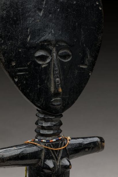ASHANTI, Ghana.
Bois dur, patine laquée noire.
Poupée...