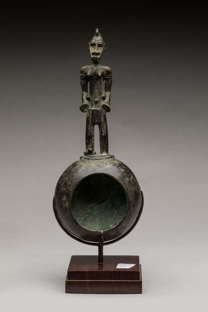 SENOUFO, Côte d'Ivoire.
Bronze à patine brun-vert.
Cuiller-louche...