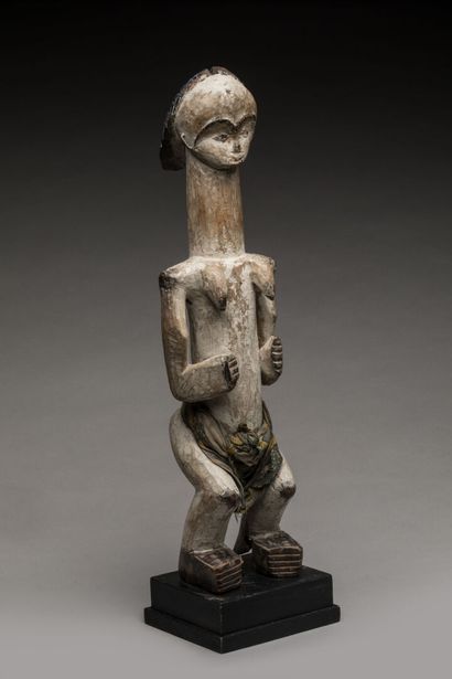 PUNU, Gabon.
Bois dur, pigments, tissu.
Statue...