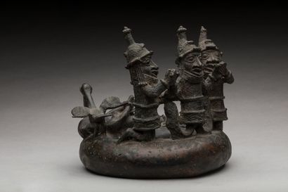 Figure d'autel en bronze rappelant les arts...