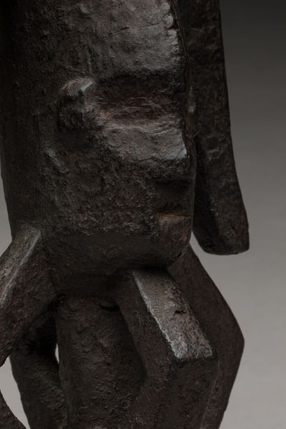 IBO, Nigéria.
Bois dur, patine sombre et...