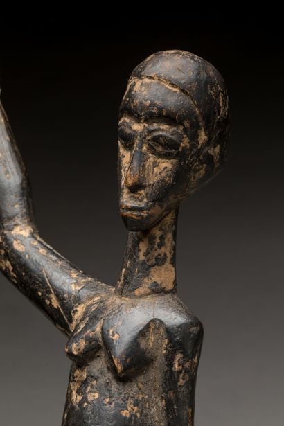 LOBI, Burkina Faso.
Bois dur, patine sombre.
Statue...