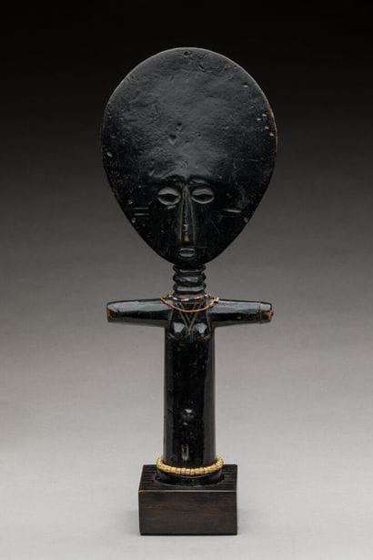 ASHANTI, Ghana.
Bois dur, patine laquée noire.
Poupée...
