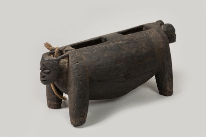 BAMILEKE, Cameroun.
Bois dur, patine sombre.
Tambour...