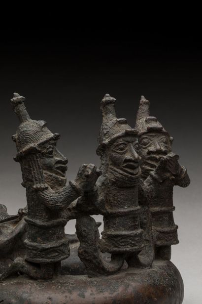 Figure d'autel en bronze rappelant les arts...