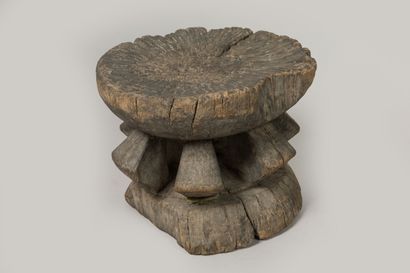 BAOULE, Côte d'Ivoire.
Bois dur raviné.
Tabouret...