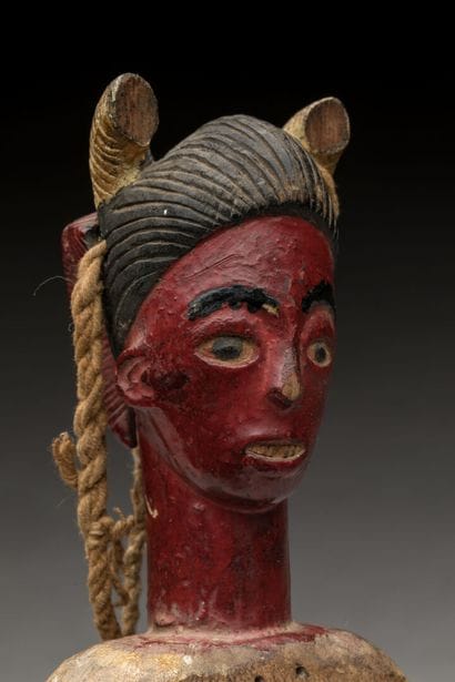 GOURO, Côte d'Ivoire.
Bois dur polychrome.
Etrier...
