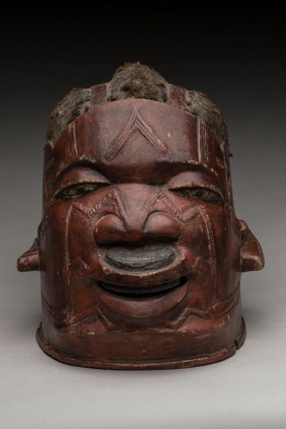 MAKONDE, Tanzanie/Mozambique.
Bois, pigments.
Masque-heaume...