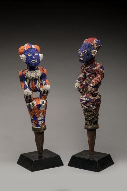 BAMILEKE, Cameroun.
Deux statues royales...