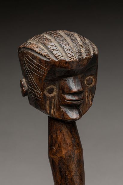 MUMUYE, Est du Nigéria.
Bois sculpté et scarifié,...