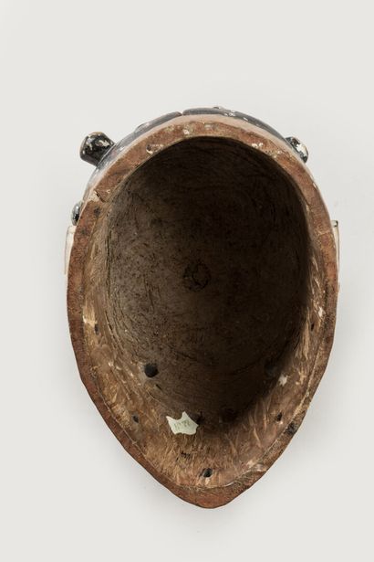 YOROUBA, Nigéria.
Bois, pigments polychromes.
Cimier...