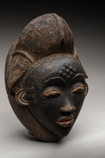 PUNU (style), Gabon.
Bois sculpté et noirci.
Masque...