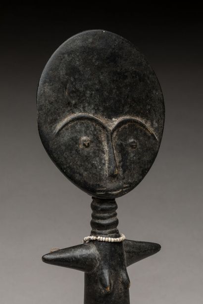 ASHANTI, Ghana.
Bois, patine noire, perles.
Poupée...