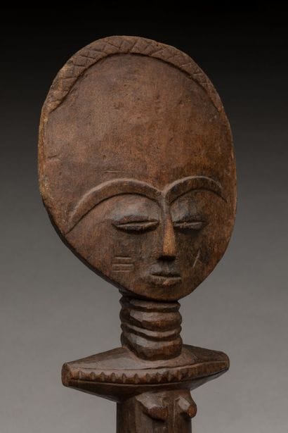 ASHANTI, Ghana.
Bois dur, patine brune.
Poupée...