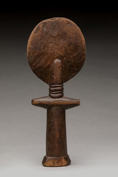 ASHANTI, Ghana.
Bois dur, patine brune.
Poupée...
