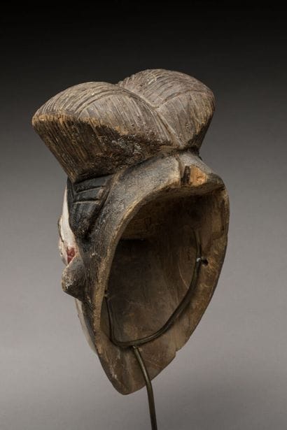 PUNU, Gabon.
Bois, pigments dont kaolin.
Masque...