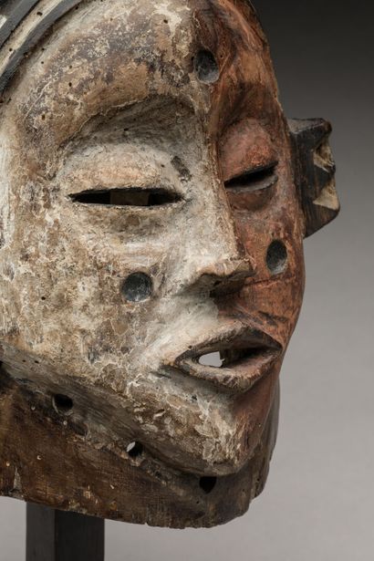 SUKU HOLO, République Démocratique du Congo.
Bois,...