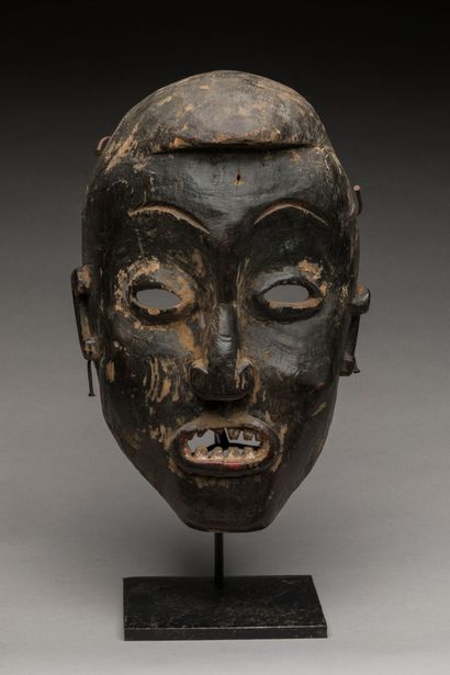 BAMILEKE, Cameroun.
Bois dur, polychromie.
Ancien...
